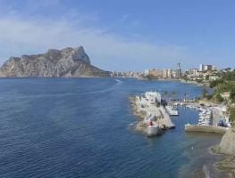 Puerto de Benissa con Calpe y el Peñón de Ifach de fondo