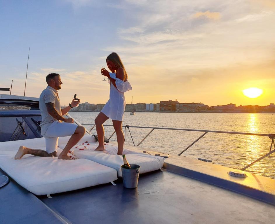 Atardecer con Cava y Fruta Fresca en Torrevieja 