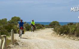 Ciclistas disfrutando de una ruta verde por la montaña 