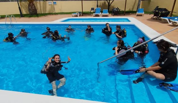 Descubre el buceo desde dentro: tu primera inmersión en piscina