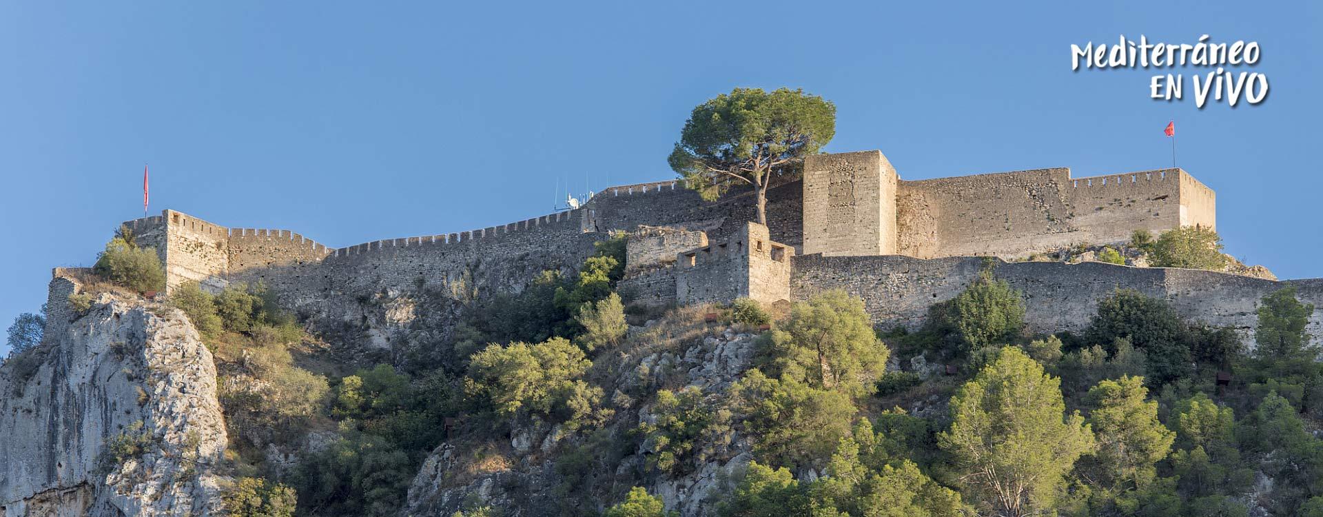  Image of the Castle of Xàtiva lit up at night 	