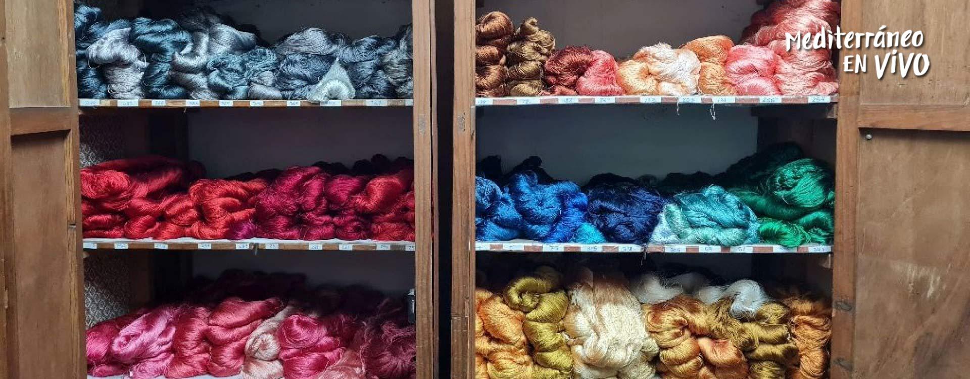Imagen de hilos de seda de diferentes colores