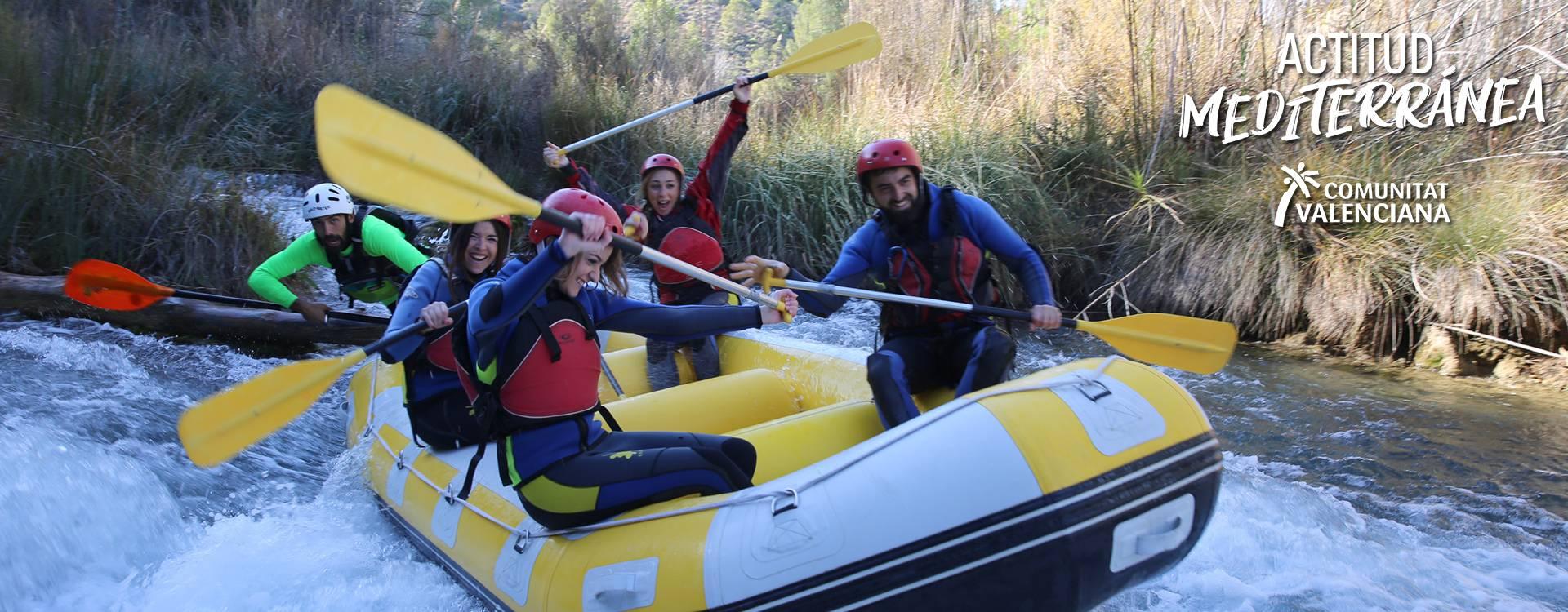 Quatre joves realitzant rafting a Venta del Moro